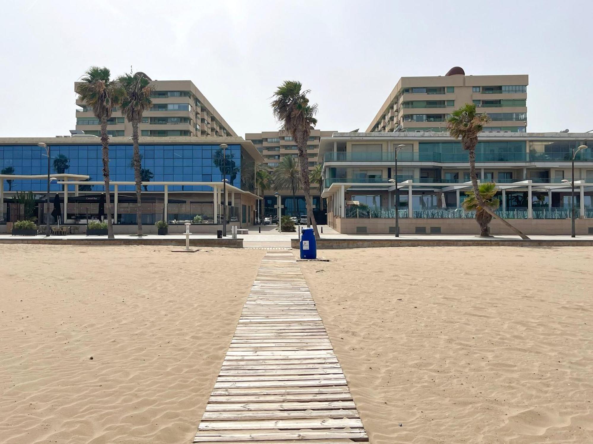 Stylish Well-Connected Beachfront Flat Валенсия Екстериор снимка