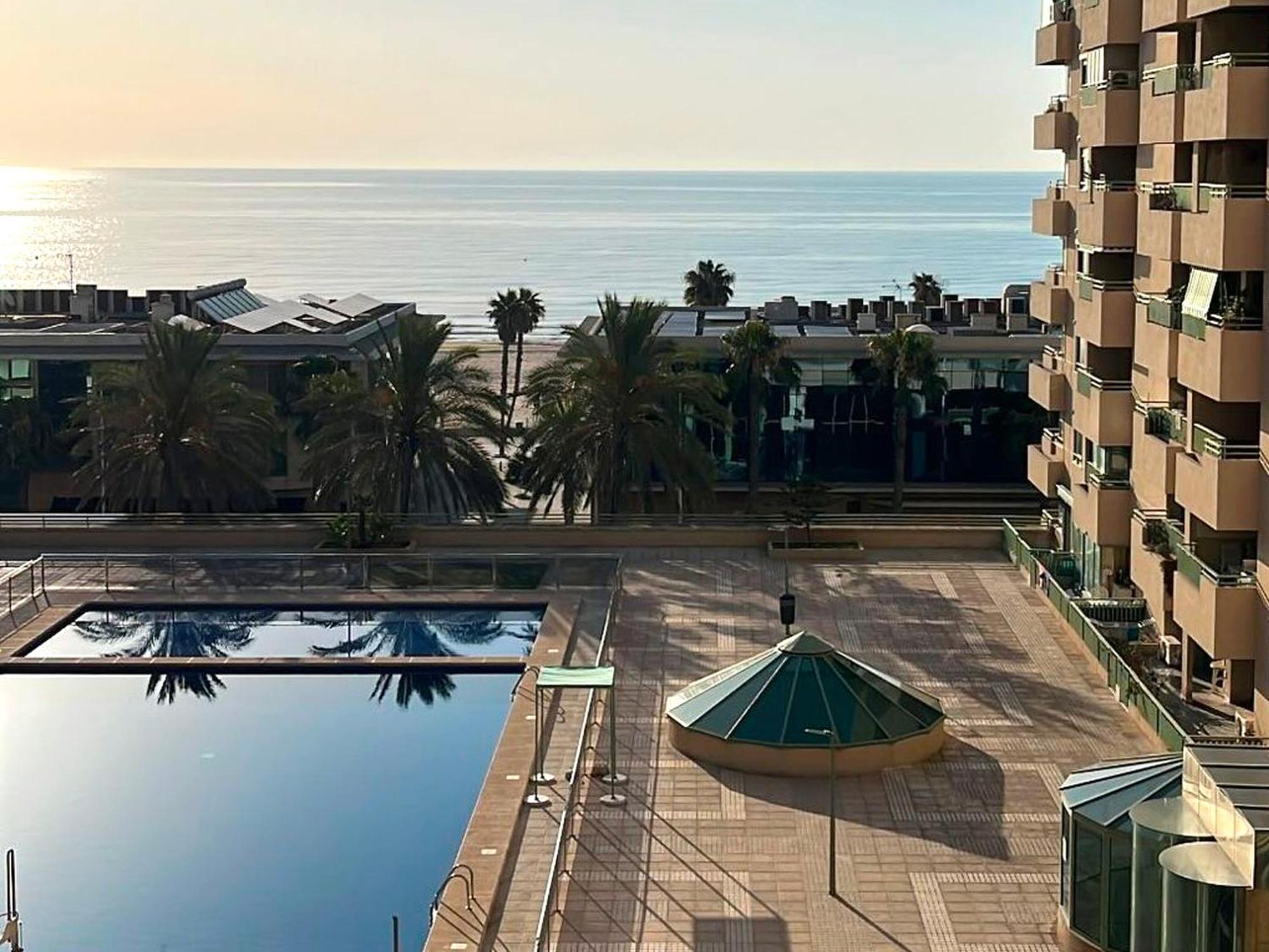 Stylish Well-Connected Beachfront Flat Валенсия Екстериор снимка
